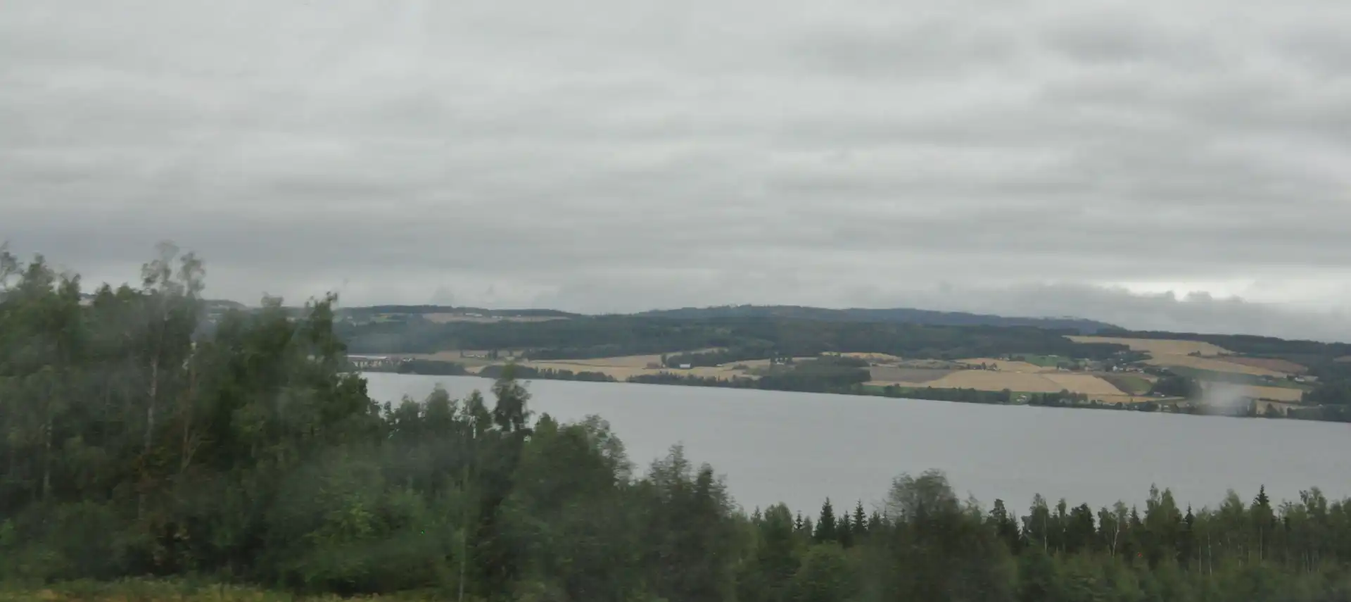 Norvegia 2024 - Giorno 2 - Da OSLO a LESJA - Laghi, pioggia e Stavkirke