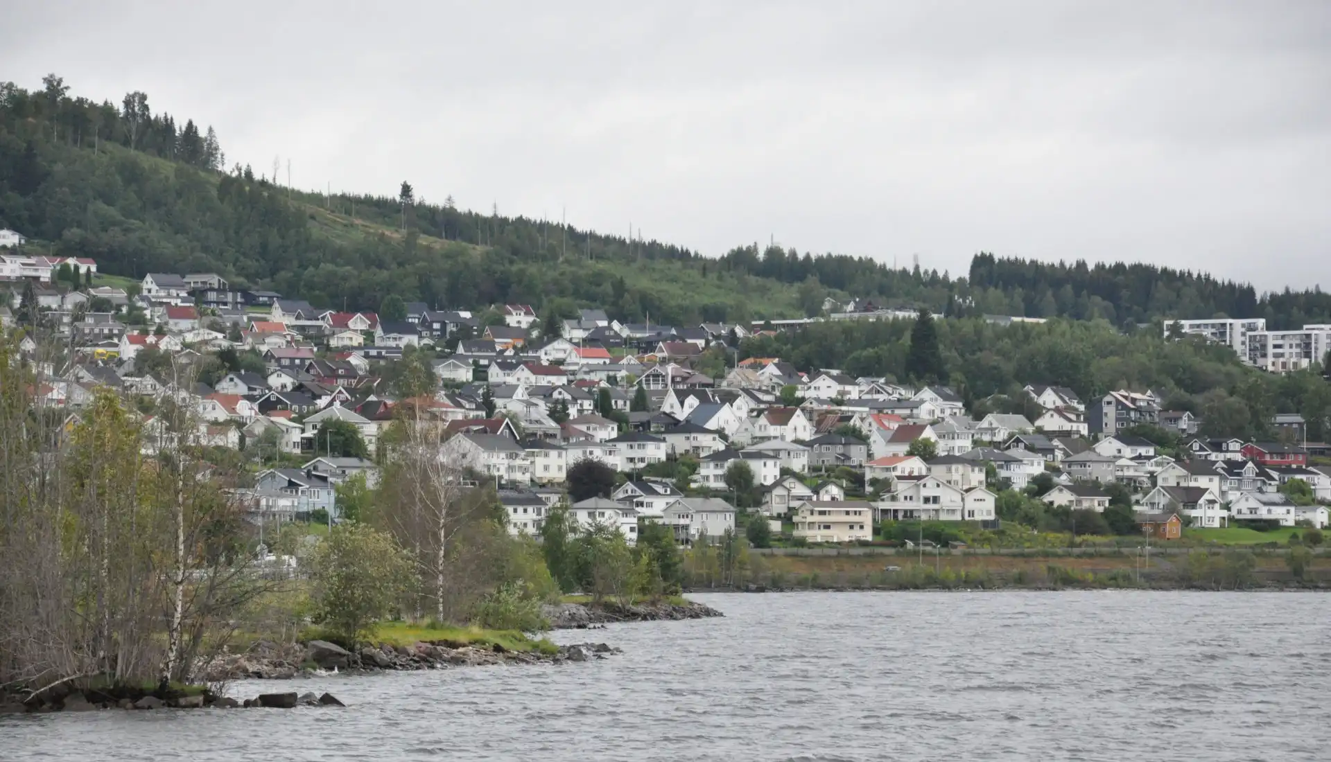 Norvegia 2024 - Giorno 2 - Da OSLO a LESJA - Laghi, pioggia e Stavkirke