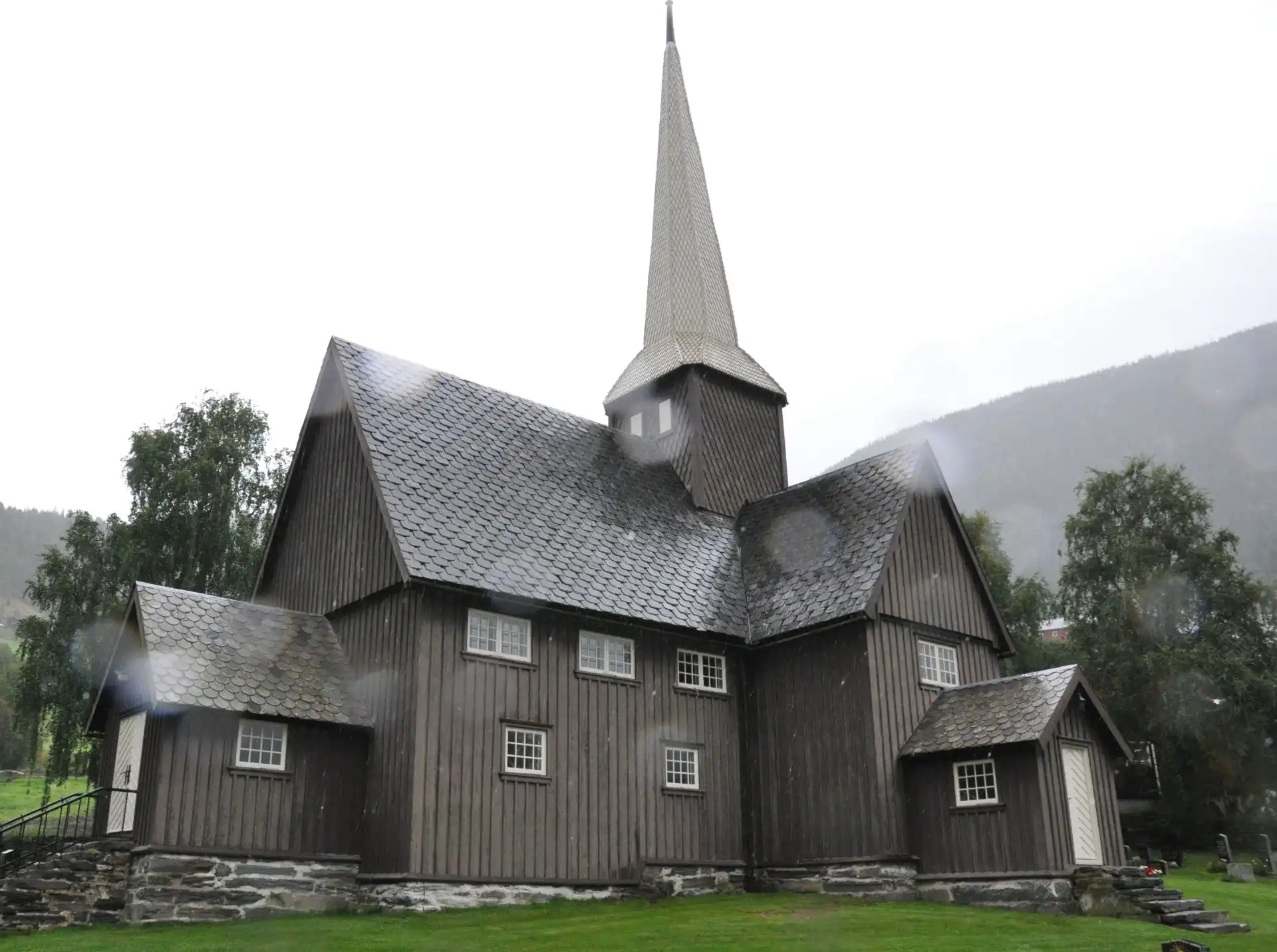 Norvegia 2024 - Giorno 2 - Da OSLO a LESJA - Laghi, pioggia e Stavkirke