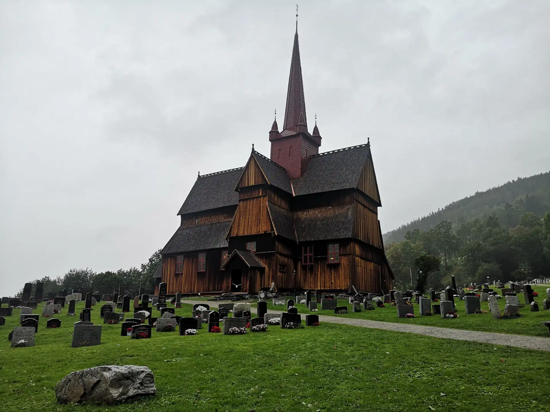 Norvegia 2024 - Giorno 2 - Da OSLO a LESJA - Laghi, pioggia e Stavkirke