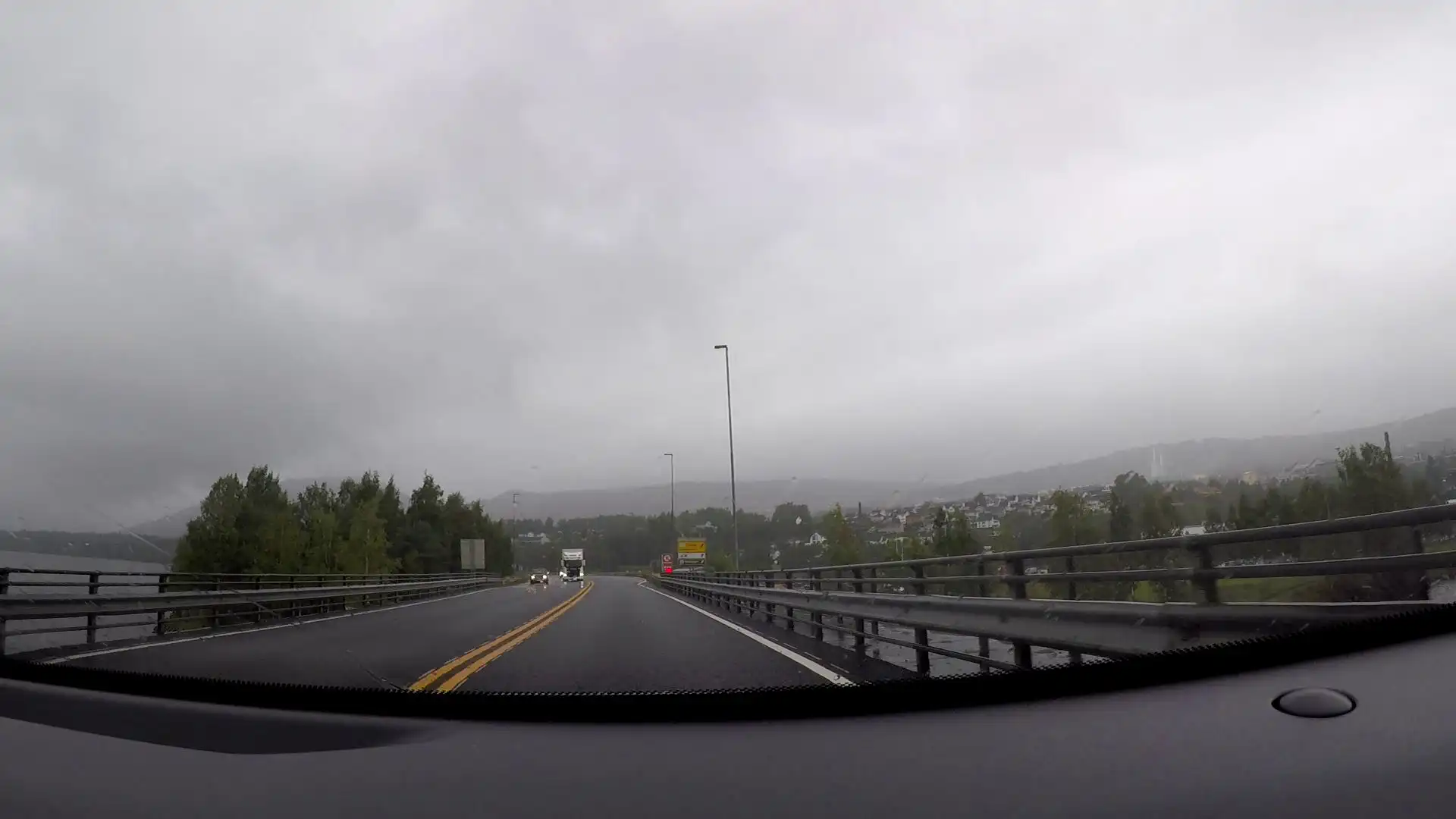 Norvegia 2024 - Giorno 2 - Da OSLO a LESJA - Laghi, pioggia e Stavkirke