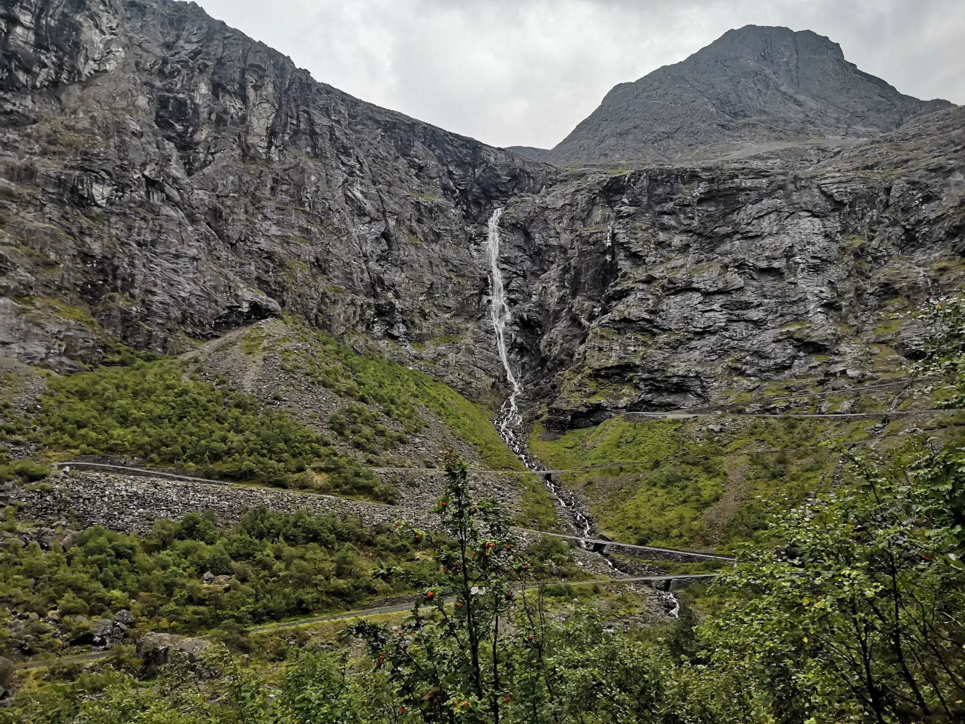 Norvegia 2024 - Giorno 3 - Il racconto - Sulla strada dei TROLLS (Trollstigen), destinazione ALESUND