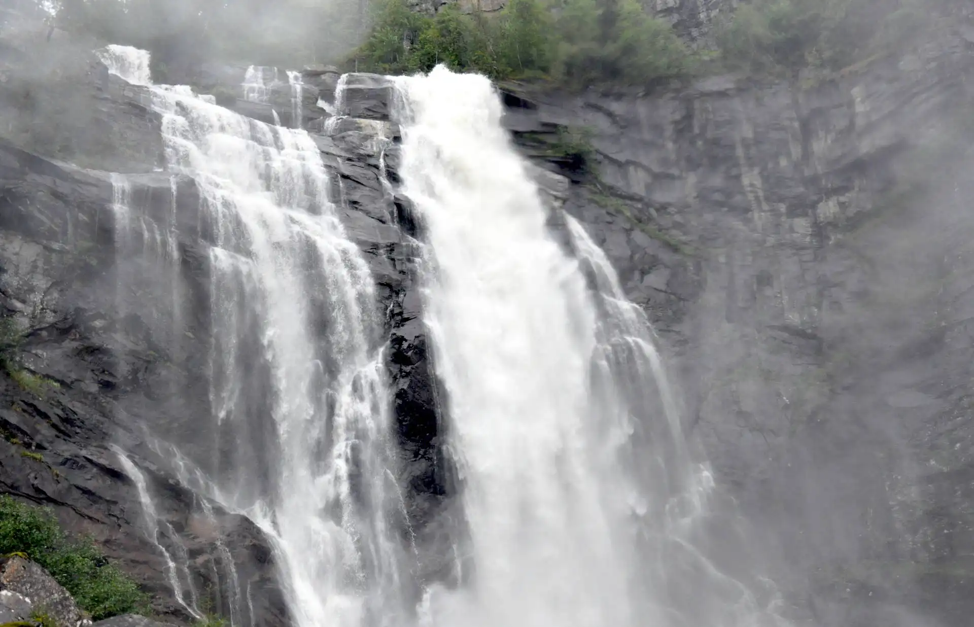 Norvegia 2024 - Giorno 7 - Il racconto - Da BERGEN a GOL, in mezzo a cascate e panorami mozzafiato